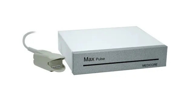 Skutečný přístroj Max Pulse se sondou na prst